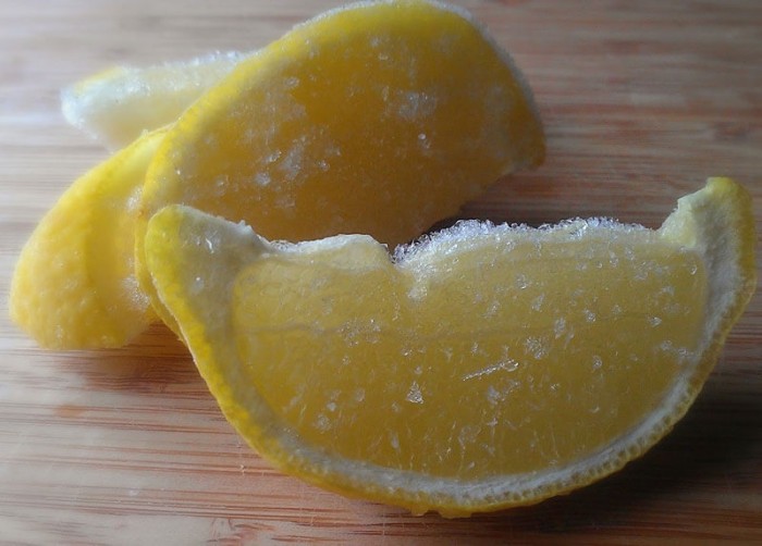 Долька лимона с сахаром помогает от тошноты при токсикозе.