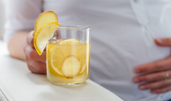 Лимон помогает беременным от токсикоза и изжоги.