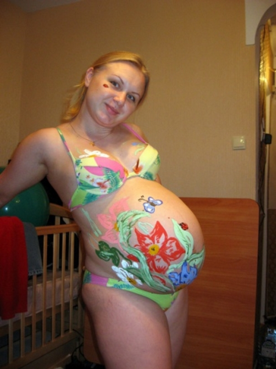 39 2 беременность. Женщины беременные двойней. Животик на 39 неделе беременности.