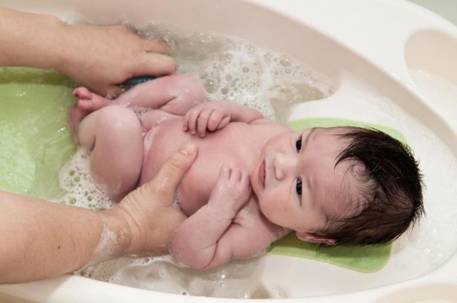 Подмывание новорождённого