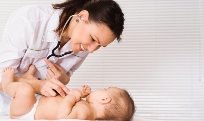 Детский врач и новорождённый