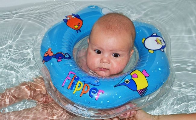 Новорождённый купающийся с кругом