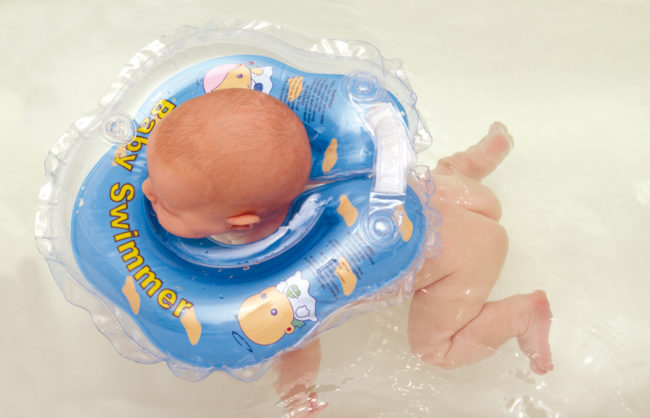 Новорождённый в плавательном круге