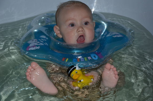 Новорождённый в воде с кругом