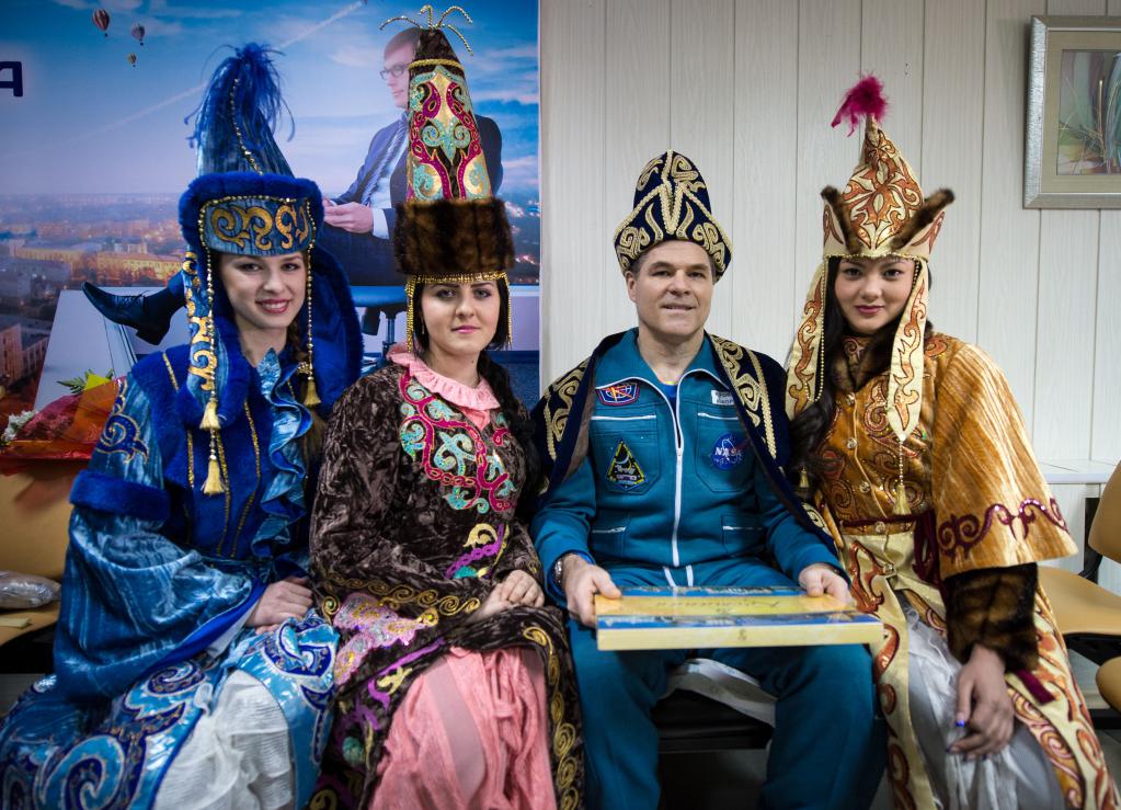 Казахстанцы в народной одежде