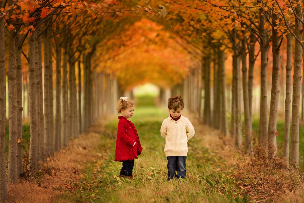 Мальчик и девочка осенью
