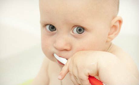 Знакомство младенца с зубной щеткой
