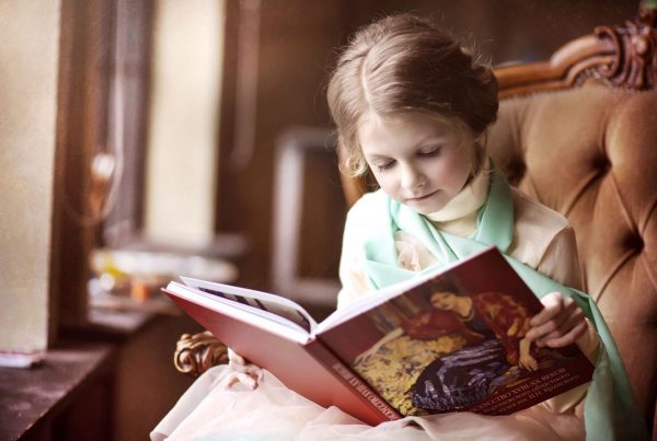 Девочка читает