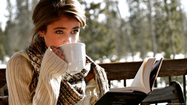 Девушка с книгой и чашкой кофе