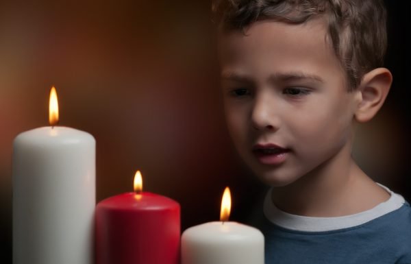 Мальчик смотрит на свечи