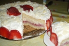 Бисквитный торт с заварным кремом и клубникой
