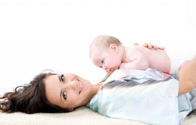 Женщина с ребенком после родов
