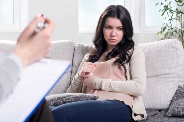 Справиться с депрессией после медикаментозного прерывания беременности поможет не алкоголь, а психолог