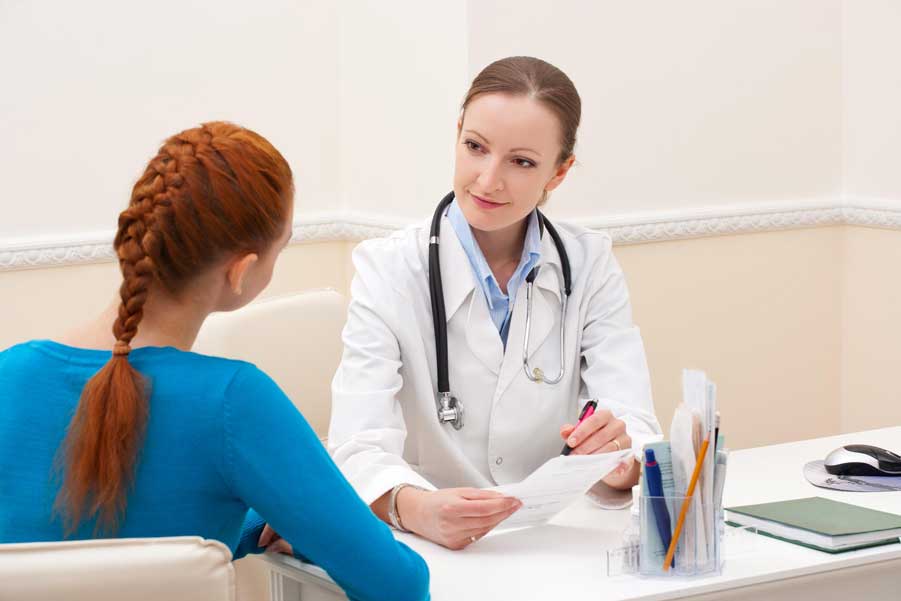 На приеме у гинеколога обсуждают лечение 
