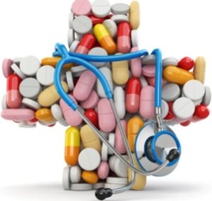 таблетки и витамины выложены в форме медицинского креста
