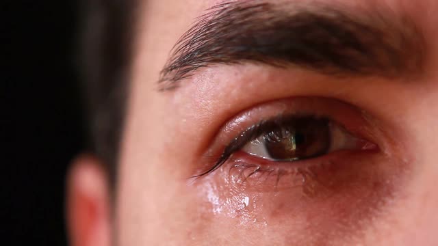 Почему чешутся глаза: причины и лечение