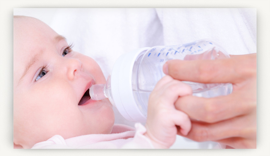 Пить воду новорожденному ребенку. Ребенок пьет воду.