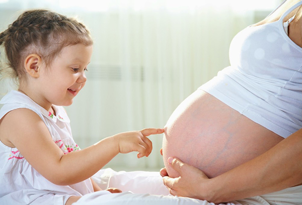 Беременная женщина и ребенок