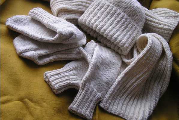 Свитер шарф носки. Комплект носки и варежки. Шерстяные носки варежки шарф. Вязаные вещи для носки перчатки. Комплект шерстяных носков и свитер.